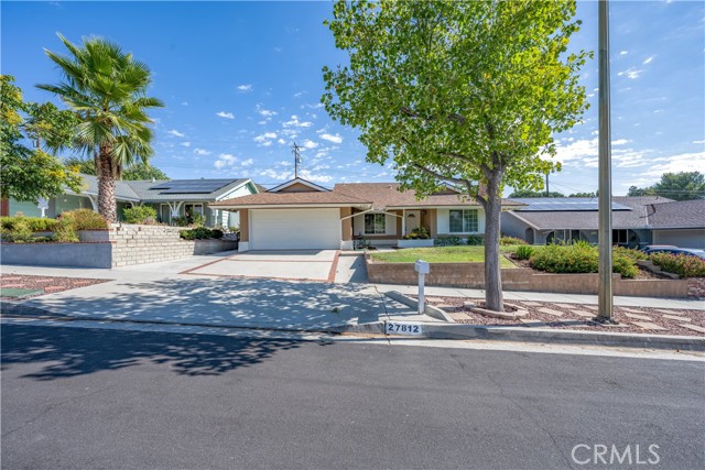 Detail Gallery Image 1 of 33 For 27812 Rosamond Dr, Canyon Country,  CA 91351 - 5 Beds | 2 Baths