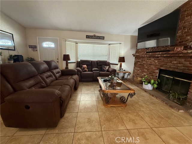 21275 Pocomoke Court, Apple Valley CA: https://media.crmls.org/medias/2b75d8f0-8f5b-4bb9-aa56-e7e454917ec1.jpg