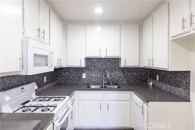 Detail Gallery Image 1 of 21 For 4717 Ben Ave #103,  Valley Village,  CA 91607 - 1 Beds | 1 Baths