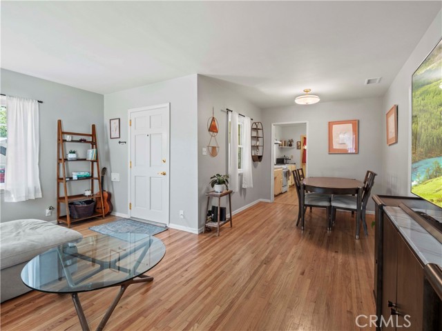1511 N Maple Street, Burbank CA: https://media.crmls.org/medias/2b784e6c-6123-43e6-98e8-04104cd98b63.jpg