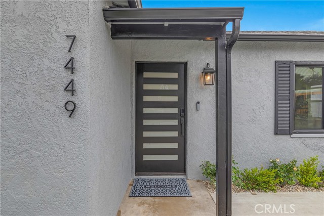 Detail Gallery Image 4 of 46 For 7449 Variel Ave, Canoga Park,  CA 91303 - 4 Beds | 2 Baths