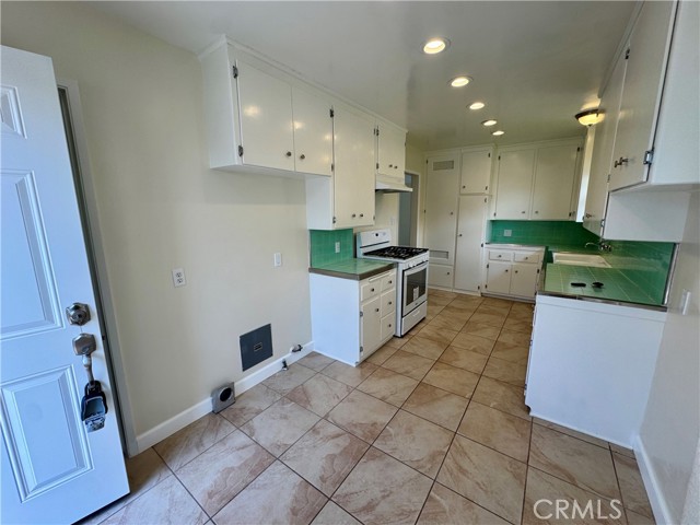 Detail Gallery Image 8 of 19 For 19219 Ronald Ave, Torrance,  CA 90503 - 3 Beds | 2 Baths