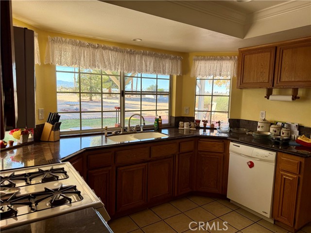 Detail Gallery Image 11 of 25 For 14372 Woodland Dr, Victorville,  CA 92395 - 3 Beds | 2 Baths