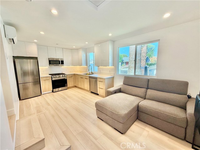 7443 Oakdale Avenue, Winnetka CA: https://media.crmls.org/medias/2b7f28f1-3e78-4d6d-b1b6-d6dac79a5a76.jpg