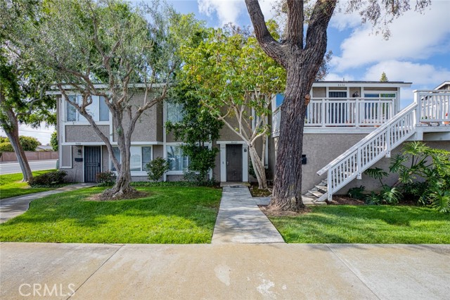 8482 Benjamin Drive, Huntington Beach CA: https://media.crmls.org/medias/2b7f932b-98ad-4e54-9b0c-30f1989eabb1.jpg