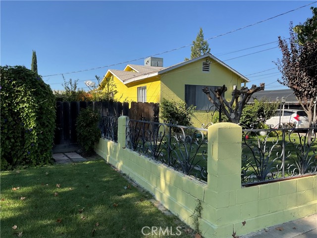 Detail Gallery Image 1 of 16 For 915 R St, Merced,  CA 95341 - 3 Beds | 1 Baths