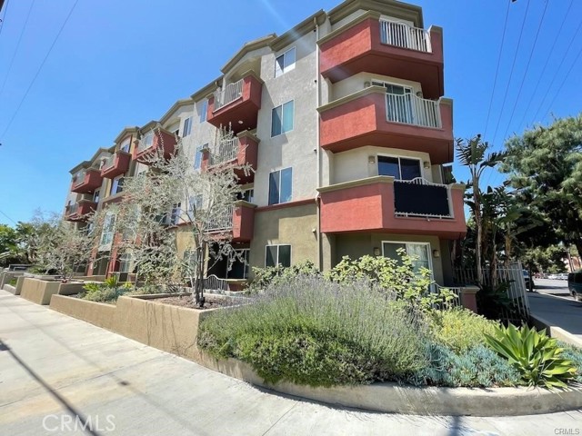 Detail Gallery Image 2 of 19 For 7551 Jordan #405,  Canoga Park,  CA 91303 - 3 Beds | 3 Baths