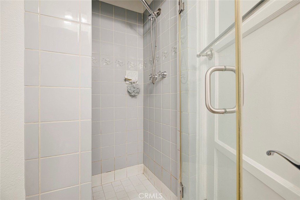 https://media.crmls.org/medias/2b858452-c3ad-46e5-be8a-ffdbb65a3e4e.jpg?preset=X-Large