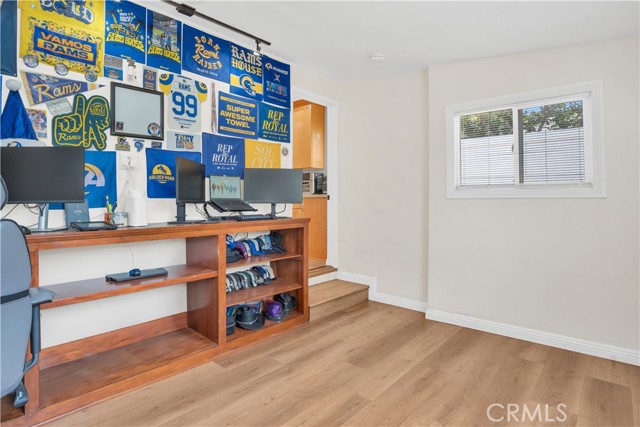 Detail Gallery Image 12 of 42 For 1343 N Whitnall Hwy, Burbank,  CA 91505 - 3 Beds | 2 Baths