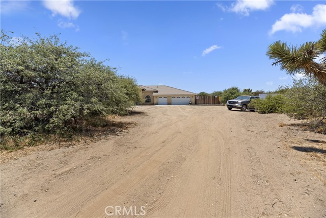 8328 Chateau Road, Phelan CA: https://media.crmls.org/medias/2b86b8e5-76ab-4be2-bdce-e66d8c860a41.jpg