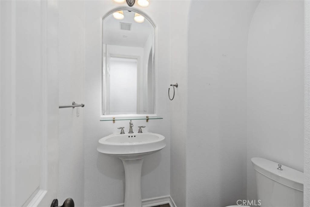 https://media.crmls.org/medias/2b8798e9-9768-4b5f-8664-feabea4a9de4.jpg?preset=X-Large