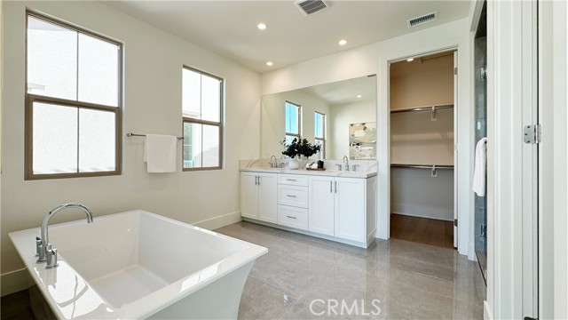 Detail Gallery Image 39 of 41 For 142 Hyperion, Irvine,  CA 92618 - 4 Beds | 4/1 Baths