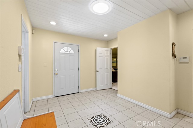 Detail Gallery Image 6 of 38 For 8558 11th, Downey,  CA 90241 - 4 Beds | 3/1 Baths