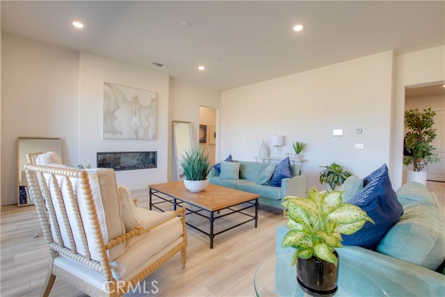 208 Luna Way, Hollister CA: https://media.crmls.org/medias/2b89cbe2-1b84-4619-bc93-ef3a9e94a1bb.jpg