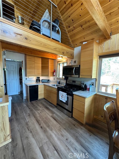 Detail Gallery Image 28 of 44 For 38532 N Shore Dr, Fawnskin,  CA 92333 - 3 Beds | 2/1 Baths