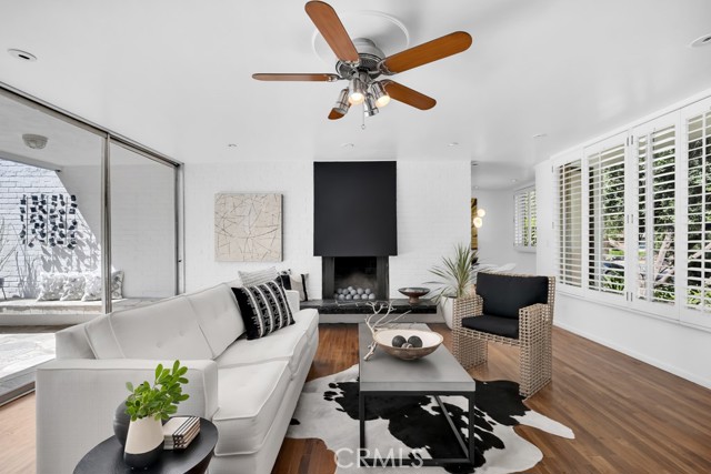 5217 Canoga Avenue, Woodland Hills CA: https://media.crmls.org/medias/2b8f6ac4-fae9-40a1-bcf9-c21af59e3893.jpg