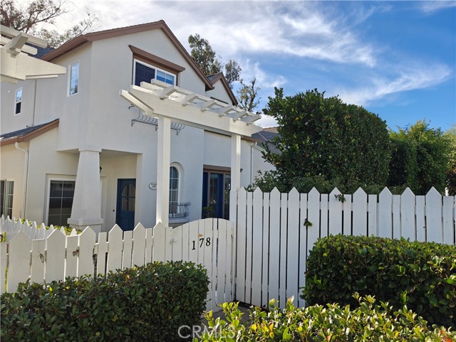 Detail Gallery Image 2 of 36 For 178 Garden Gate Ln, Irvine,  CA 92620 - 3 Beds | 2/1 Baths