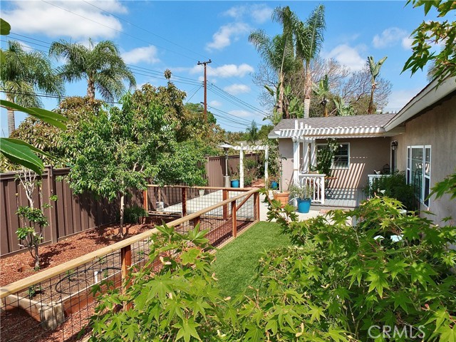 729 East Emerson Ave, Orange CA: https://media.crmls.org/medias/2b92b6f6-45f3-4e0c-9722-fe6d3ab17a74.jpg