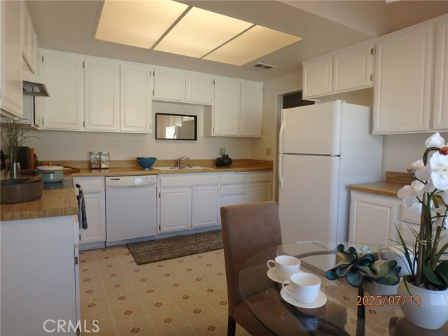 Detail Gallery Image 8 of 20 For 4242 Stansbury Ave #203,  Sherman Oaks,  CA 91423 - 2 Beds | 2 Baths