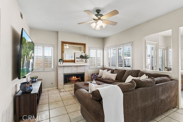 Detail Gallery Image 4 of 40 For 22720 Springmist Dr, Moreno Valley,  CA 92557 - 4 Beds | 2/1 Baths