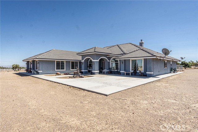Detail Gallery Image 2 of 64 For 9735 Elsinore Rd, Oak Hills,  CA 92344 - 4 Beds | 2/1 Baths