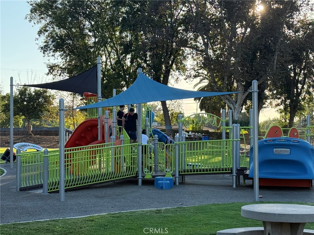 https://media.crmls.org/medias/2b984ba2-2b75-4b04-a53c-93460fe5d996.jpg?preset=X-Large