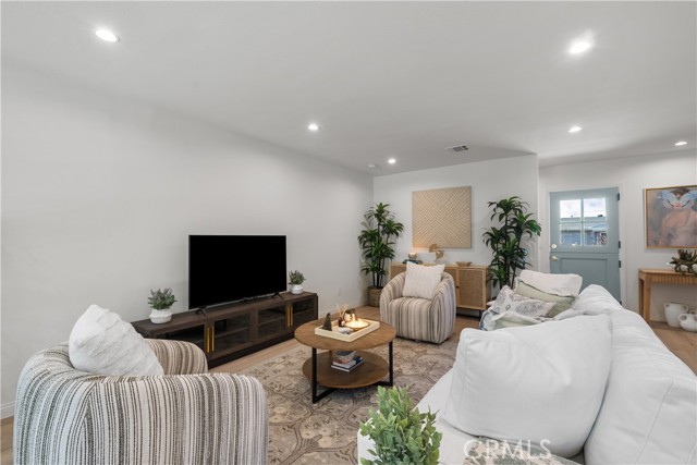 Detail Gallery Image 16 of 39 For 8054 Cedros Ave, Panorama City,  CA 91402 - 5 Beds | 3/1 Baths