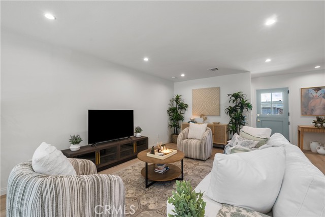 Detail Gallery Image 16 of 39 For 8054 Cedros Ave, Panorama City,  CA 91402 - 5 Beds | 3/1 Baths