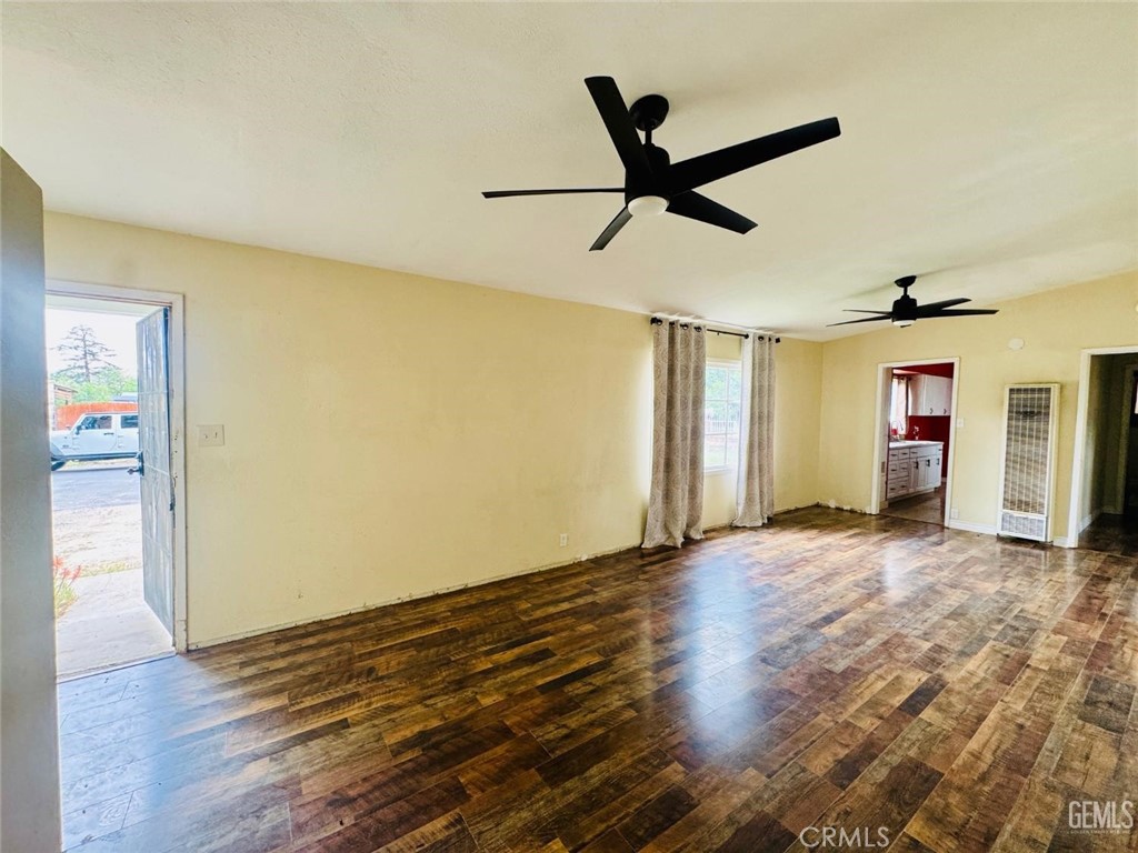 https://media.crmls.org/medias/2b9a3923-de61-446c-bb02-2e252f776764.jpg?preset=X-Large