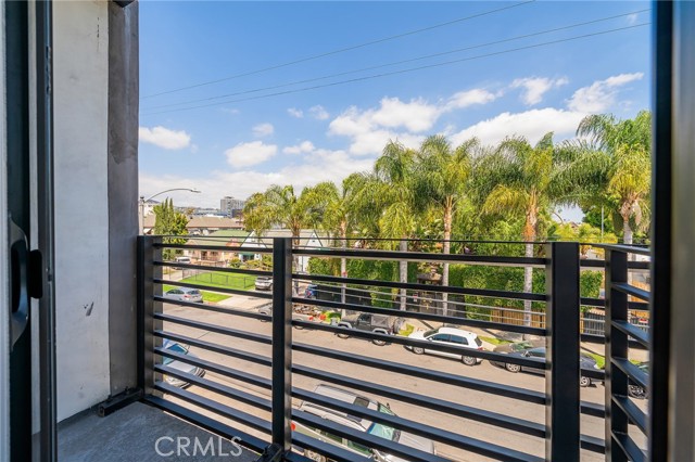 6201 La Mirada Avenue, Los Angeles CA: https://media.crmls.org/medias/2b9bccad-e31d-48ef-a6f2-711642eed05b.jpg