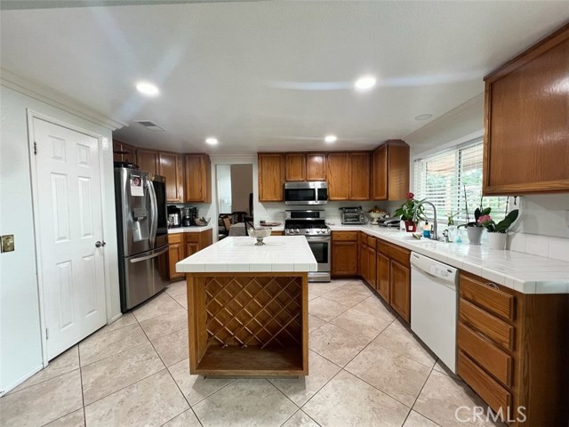 Detail Gallery Image 4 of 17 For 23845 Lake Vista Rd, Moreno Valley,  CA 92557 - 4 Beds | 3 Baths