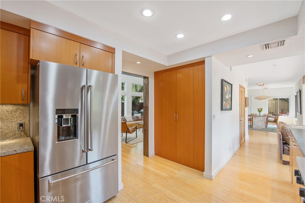 https://media.crmls.org/medias/2b9e5a8b-294f-4bbd-ab3a-704741b7fb39.jpg?preset=X-Large