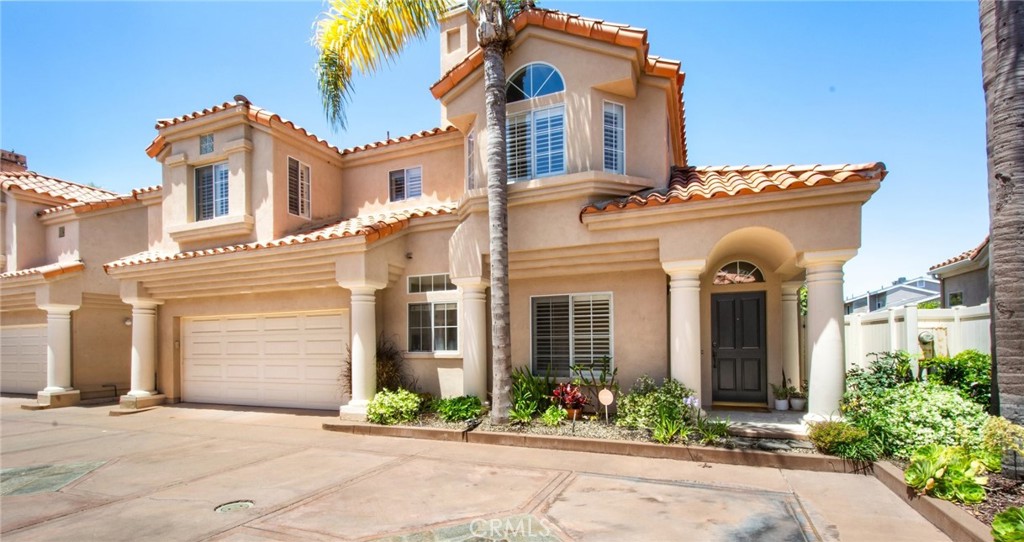 2283 La Playa Drive S