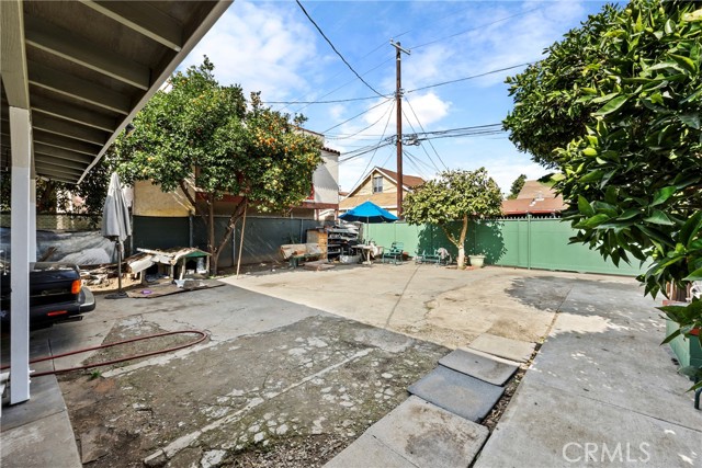 341 W 42nd St, Los Angeles CA: https://media.crmls.org/medias/2bab6d9b-a6b2-4c55-a3c5-c709a6044d61.jpg