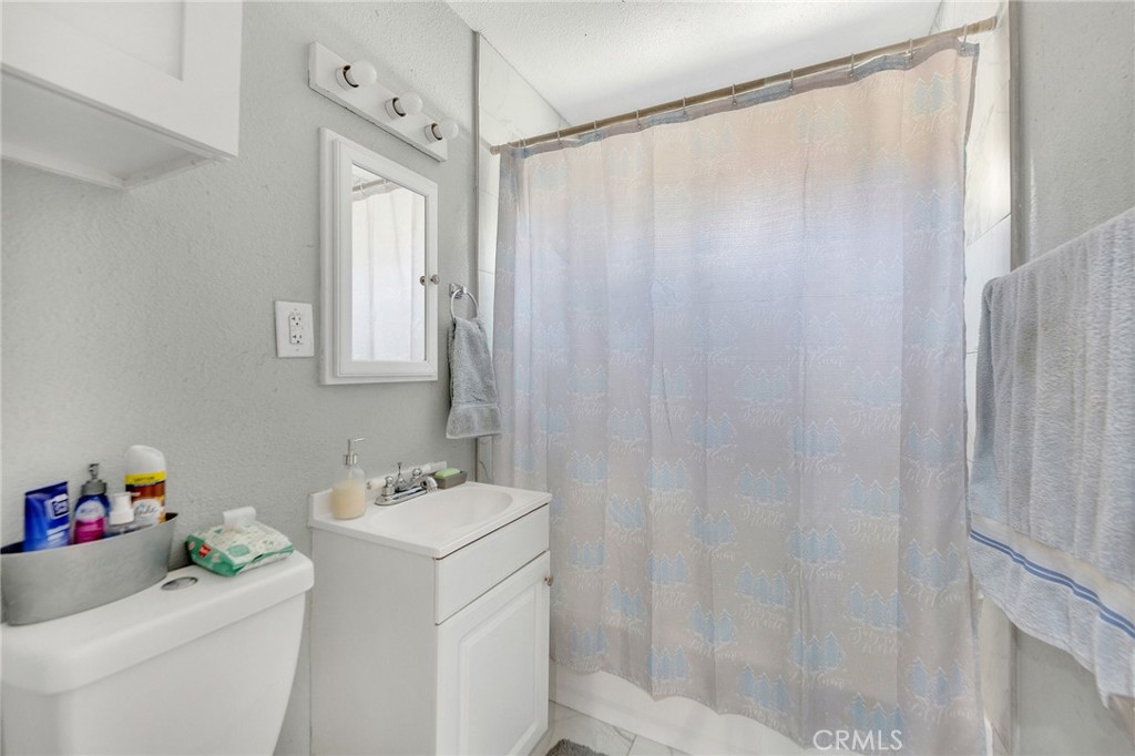 https://media.crmls.org/medias/2bafbe05-7d2e-46df-b916-57be7f04c688.jpg?preset=X-Large