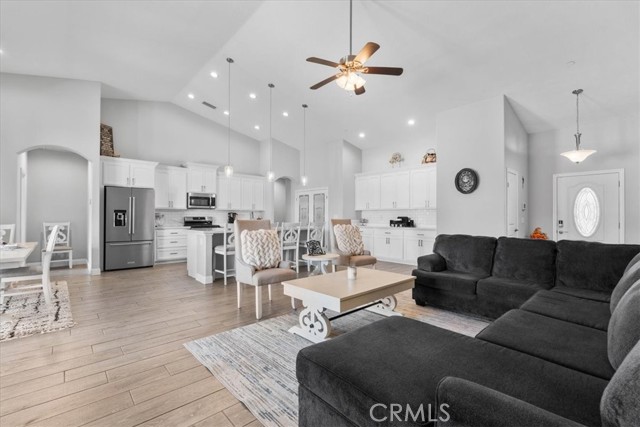 Detail Gallery Image 6 of 39 For 15345 Farmington St, Hesperia,  CA 92345 - 4 Beds | 3 Baths
