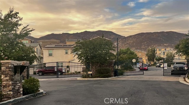 Detail Gallery Image 2 of 25 For 3897 Boulder Dr, Jurupa Valley,  CA 92509 - 4 Beds | 4 Baths