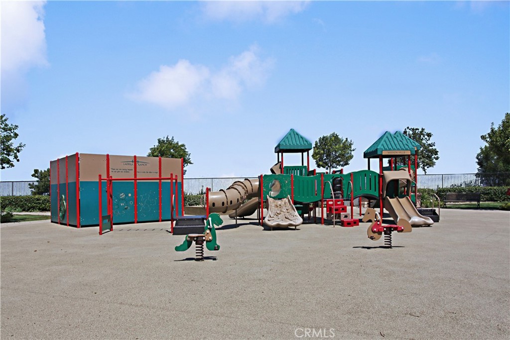 https://media.crmls.org/medias/2bb3728e-03e4-460c-bb7b-bb9823729eef.jpg?preset=X-Large