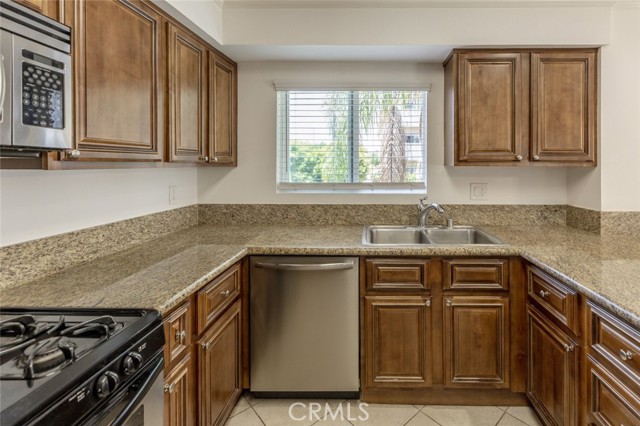 550 E Santa Anita Avenue, Burbank CA: https://media.crmls.org/medias/2bb898b7-f6f9-40ee-bcd5-0c574487f1e2.jpg