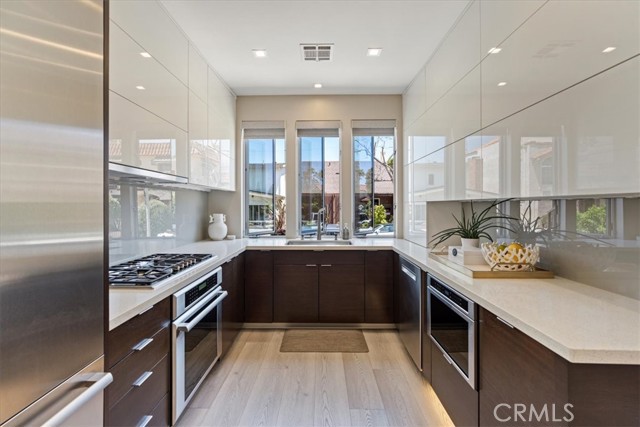 29 W Neapolitan Lane, Long Beach CA: https://media.crmls.org/medias/2bbed556-3e06-428b-9fe8-c7202eb914dd.jpg