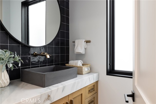 1315 Ocean Avenue, Seal Beach CA: https://media.crmls.org/medias/2bc0203d-e04a-4600-8d19-3a1f38fd7aba.jpg