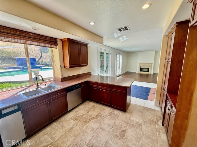 11737 Lois Court, Granada Hills CA: https://media.crmls.org/medias/2bc4b131-df77-4c5b-837c-e5dd9afd191e.jpg