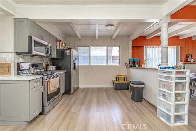 14048 Roscoe Boulevard, Panorama City CA: https://media.crmls.org/medias/2bc6f7a5-44da-4b4f-a56a-46ac67d7682c.jpg