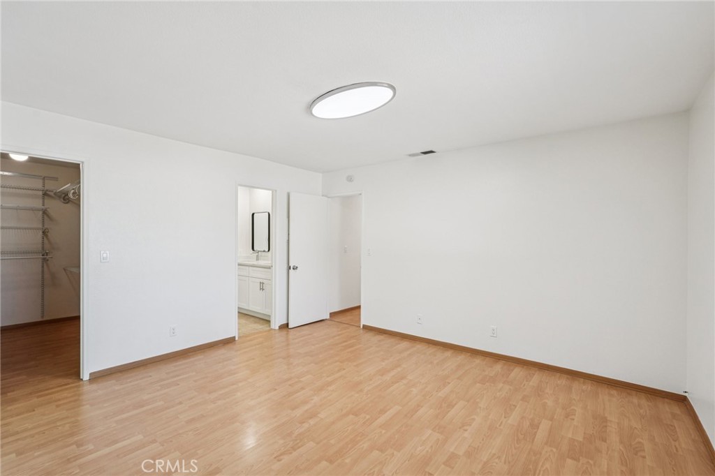 https://media.crmls.org/medias/2bccd358-dd33-46e7-b350-66139390da2c.jpg?preset=X-Large