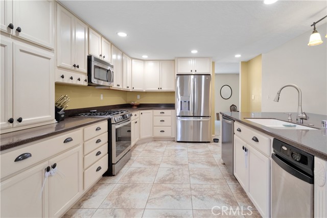 Detail Gallery Image 13 of 51 For 18830 Munsee Rd, Apple Valley,  CA 92307 - 4 Beds | 2/1 Baths