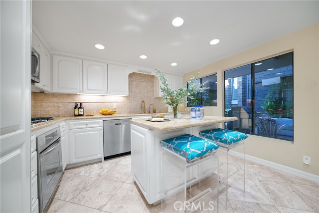 67 Sea Island Drive, Newport Beach CA: https://media.crmls.org/medias/2bcdfec4-8ff5-4250-81ef-22f145146101.jpg