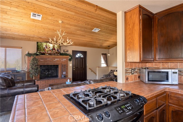 43850 Yosemite Drive, Big Bear Lake CA: https://media.crmls.org/medias/2bd3d633-52ab-4ce7-b8de-5086a36c329d.jpg
