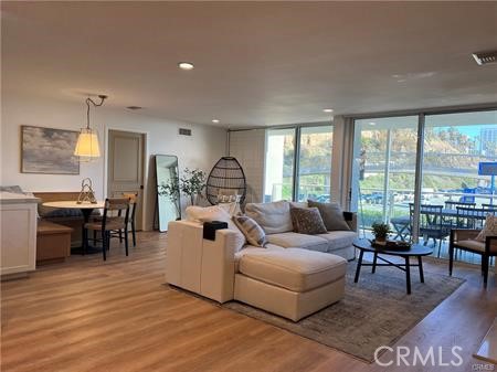 Detail Gallery Image 3 of 28 For 723 Palisades Beach Road #101,  Santa Monica,  CA 90402 - 2 Beds | 2 Baths