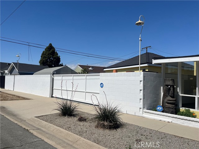 Automatic gate for access to garage and carport