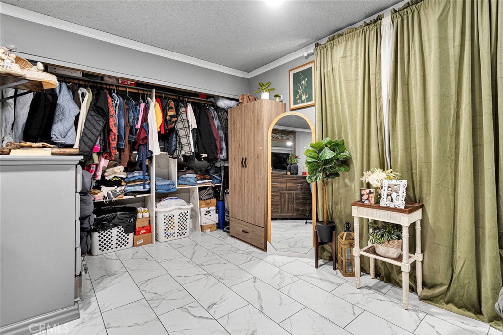 https://media.crmls.org/medias/2bd75d44-d8e2-41f7-8dd3-80794da17eaa.jpg?preset=X-Large